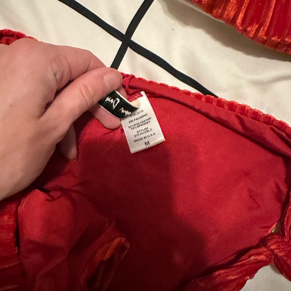 Red bikini - Picture 2 of 3